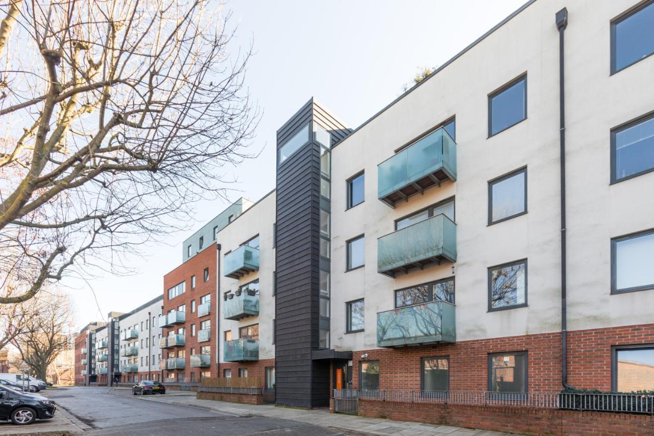 Luxury 2-Bed Flat Parking And Close To The Tube Λονδίνο Εξωτερικό φωτογραφία