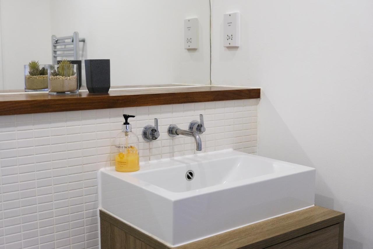 Luxury 2-Bed Flat Parking And Close To The Tube Λονδίνο Εξωτερικό φωτογραφία